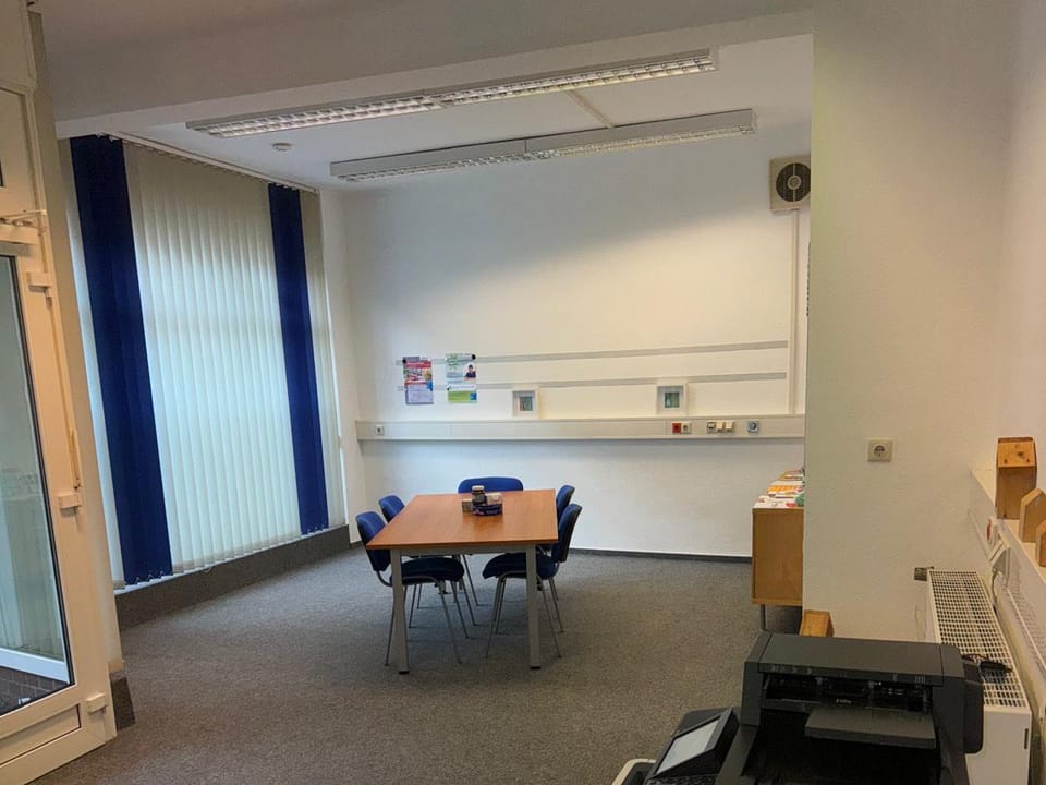 Büroreinigung eines Besprechungsraums durch Blitz und Glanz in Oelde