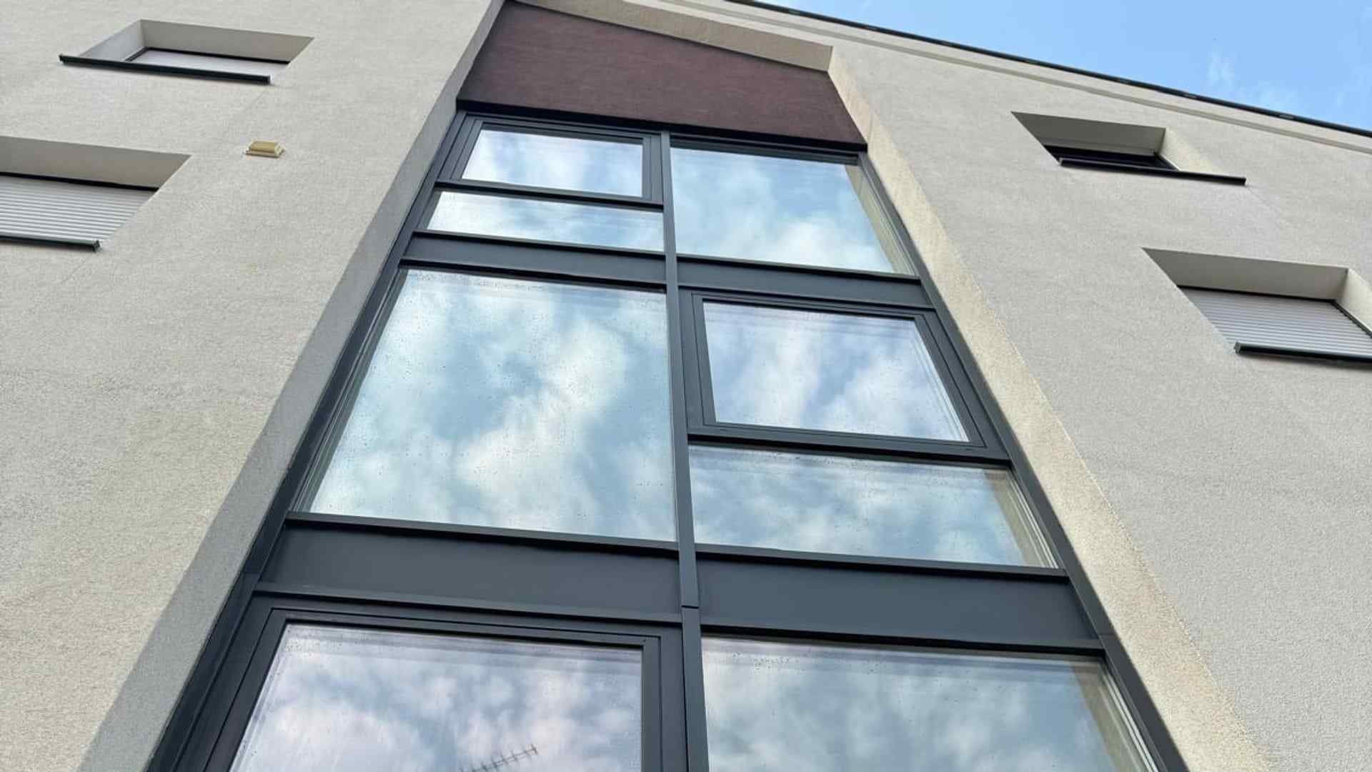 Frisch gereinigte Glasfassade und Treppenhaus eines Mehrfamilienhauses in Oelde