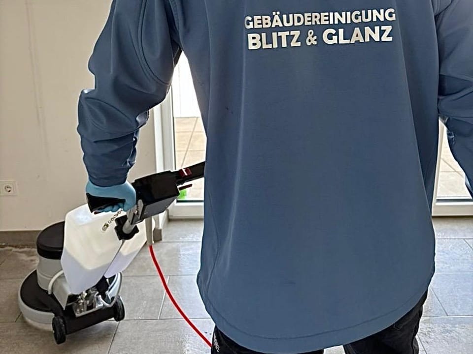 Grundreinigung mit Einscheibenmaschine durch Blitz und Glanz in Oelde