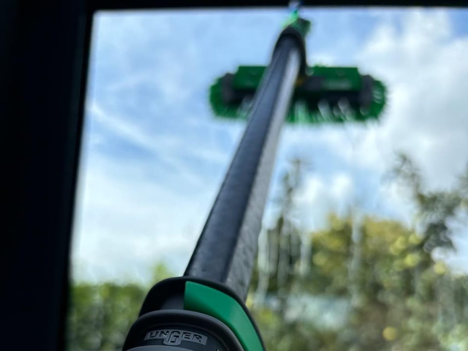 Reinigungstechnik von Blitz und Glanz mit Teleskopstange und Wasserbuerste fuer die Glasreinigung in Oelde