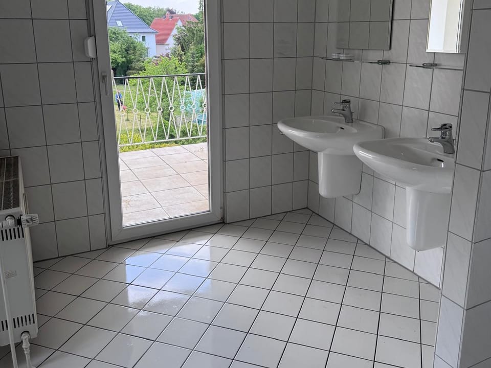Hygienisch gereinigter Waschraum durch Blitz und Glanz in Oelde