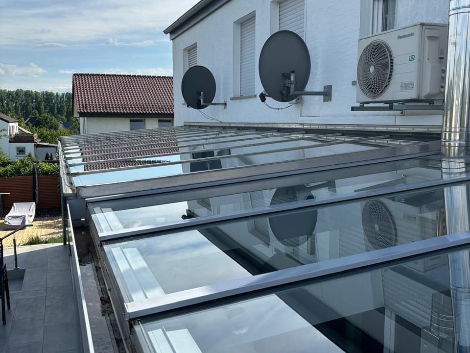 Gereinigtes Glasdach einer Terrassenüberdachung an einem Wohnhaus in Oelde