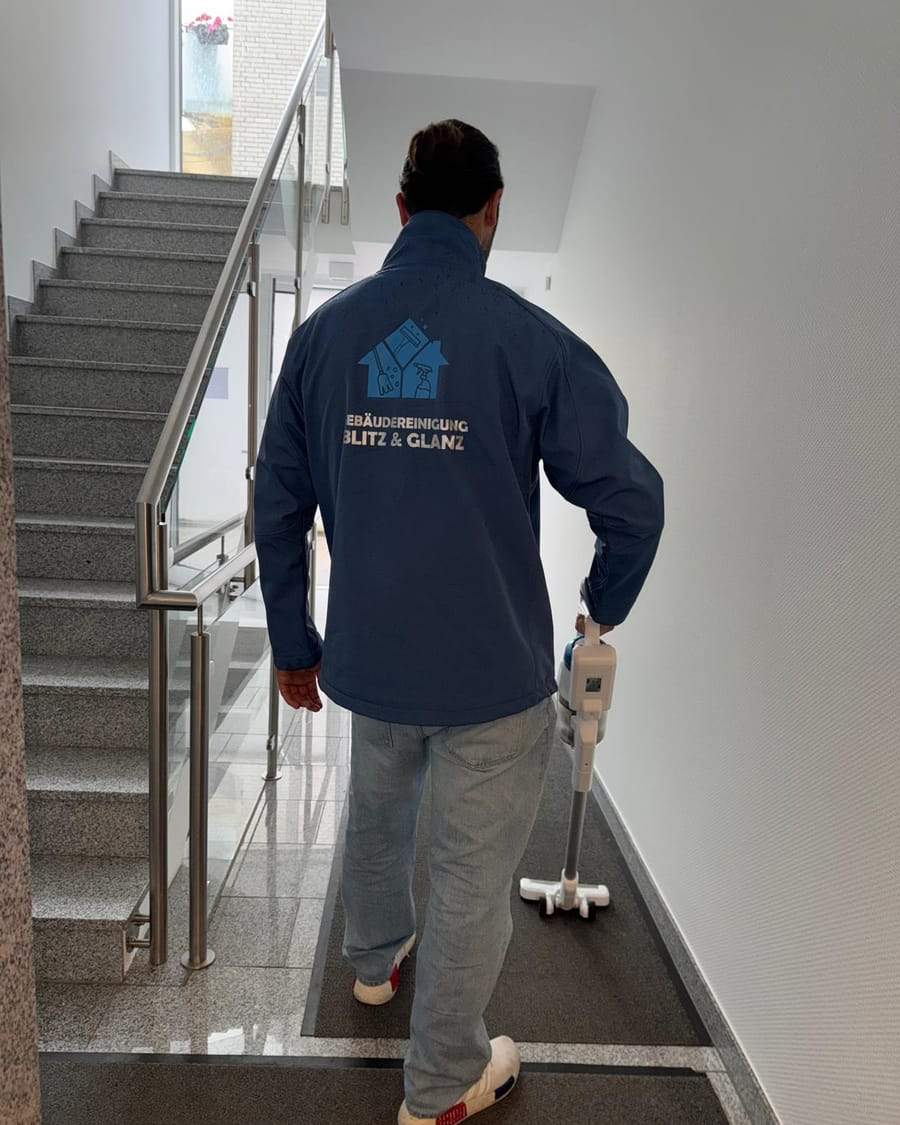 Mitarbeiter von Blitz und Glanz bei der laufenden Unterhaltsreinigung mit Akkusauger in einem Objekt in Oelde