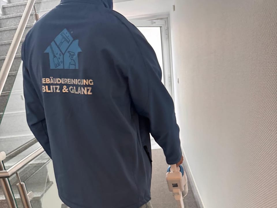Mitarbeiter von Blitz und Glanz reinigt ein Treppenhaus in Oelde mit Akkusauger